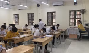 Đình chỉ thi 2 thí sinh chụp đề thi Văn và Toán gửi qua mạng, tạm dừng nhiệm vụ coi thi các cán bộ liên quan