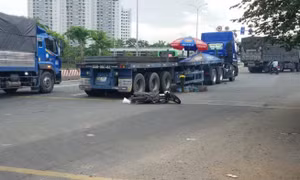 Nữ công nhân tử vong dưới bánh xe đầu kéo trên đường đi làm 