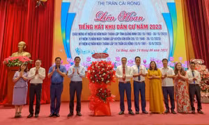 Chủ tịch Ủy ban MTTQ tỉnh dự Liên hoan tiếng hát khu dân cư tại thị trấn Cái Rồng, huyện Vân Đồn