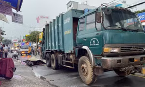 Va chạm với xe tải chở rác, người đàn ông chết thảm trên đường
