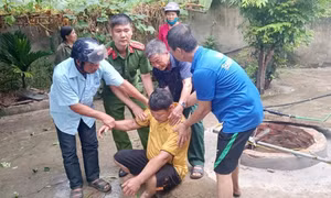 Giải cứu người đàn ông bị ngạt khí dưới giếng sâu 13m