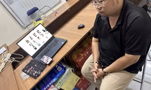Quay lén rồi dùng video nhạy cảm ép tình, tiền các cô gái