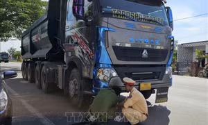Quảng Trị: Ô tô đầu kéo va chạm với xe máy khiến một phụ nữ tử vong