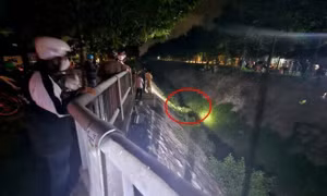 Lao xe máy xuống kênh, một thanh niên mất tích