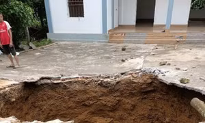 'Hố tử thần' xuất hiện trước nhà dân