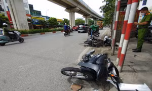 Hai xe máy va chạm ở ngã tư Hoàng Cầu, ba người bị thương nặng
