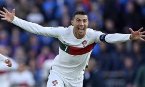 Kỷ lục gia Ronaldo giúp Bồ Đào Nha thắng nhọc