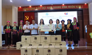 Tặng quà hội viên phụ nữ huyện Ba Chẽ