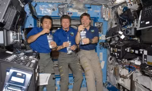 NASA tái chế nước tiểu và mồ hôi của phi hành gia thế nào?
