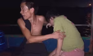 Rơi xuống sông lúc nửa đêm, người phụ nữ mang thai 7 tháng được CSGT cứu