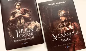 Xuất bản sách về Alexander Đại đế và Julius Caesar