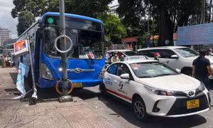Xe buýt tông hàng loạt phương tiện đang dừng đèn đỏ ở TP.HCM