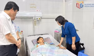 Đồng chí Phó Bí thư Thường trực Tỉnh ủy, Chủ tịch HĐND tỉnh thăm hỏi, động viên người bị thương vụ đắm