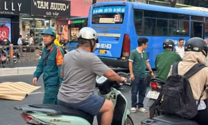 Va chạm rồi ngã ra đường, 1 người bị xe buýt cán tử vong ở TPHCM