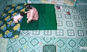 Khởi tố bảo mẫu đánh, giật tóc, ghì đầu trẻ ở Long An