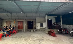 Để rượu cúng ngoài bờ rào, người 'vợ hờ' bị đấm chết