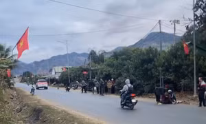 2 học sinh đi xe máy va chạm với ô tô tải, 1 người tử vong tại chỗ