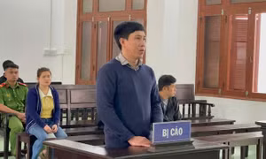 Nghi ngờ vợ ngoại tình với hàng xóm, người đàn ông chém trọng thương tình địch