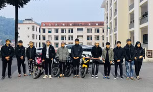 Tạm giữ khẩn cấp 13 thanh niên liên quan vụ xe máy kẹp 3 lao vào gốc cây làm 3 người chết