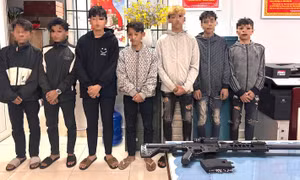 Dùng súng đồ chơi đánh nhau trên đường phố Nha Trang