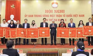 Ủy ban MTTQ Việt Nam tỉnh Quảng Ninh nhận Cờ thi đua xuất sắc năm 2024
