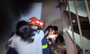 Cháy nhà trọ 6 tầng ở Hà Nội, 7 người mắc kẹt được giải cứu