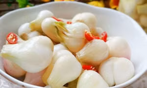 8 nhóm người không nên ăn dưa hành muối