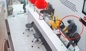Nữ nhân viên ở Nam Định bất ngờ bị người lạ cầm dao dí vào cổ đe dọa