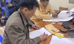 Lạnh gáy cảnh tài xế xe khách vượt ẩu, suýt gây tai nạn trên cao tốc 2 làn xe