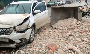 Ôtô nát đầu, nổ túi khí sau va chạm với xe 3 bánh ở Hà Nội