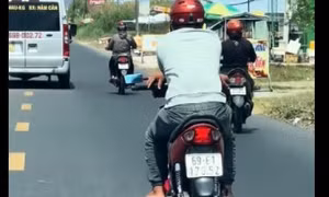 Xác minh clip người đàn ông bắt chéo tay chạy xe máy trên Quốc lộ 1