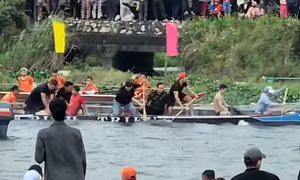 Lật ghe đua trên sông Trường Giang, 3 người bị đuối nước được đưa đi cấp cứu