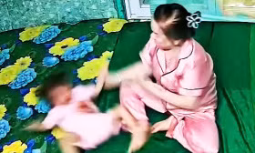 Hai bé gái bị bảo mẫu đánh đập