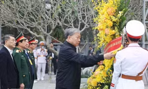 Tổng Bí thư Tô Lâm dâng hương tưởng nhớ và tri ân các Anh hùng liệt sỹ