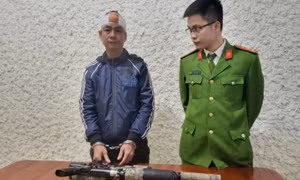 Nghi phạm khai 'bắn chim nhưng đạn lạc' vào thanh niên trong phòng ngủ