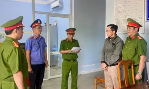 Bắt tạm giam thầy giáo xâm hại nữ sinh lớp 10