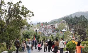 Xuân này về với đền Cửa Ông...