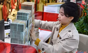 Đánh thuế thu nhập tiền lãi tiết kiệm: Tiền sẽ rút khỏi ngân hàng