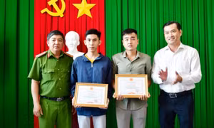 Tuyên dương 2 thanh niên dũng cảm lao vào dập lửa cứu người