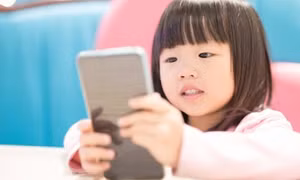 Tác động của thời gian sử dụng thiết bị điện tử đối với sự phát triển của trẻ nhỏ
