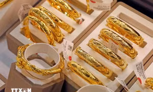 Vàng lập kỷ lục mới khi nhà đầu tư đổ xô tìm nơi trú ẩn giữa "bão" thương mại