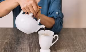 Pha trà giúp loại bỏ chì và các kim loại nặng khỏi nước