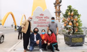 Người dân háo hức "check in" trên cầu Tình Yêu 