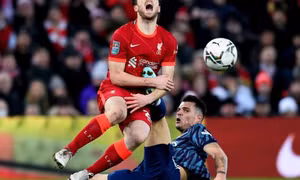 Tiền vệ Arsenal bị chê 'có vấn đề về não'