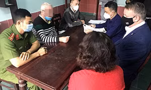 Bàn giao đối tượng bị truy nã cho Cảnh sát Vương quốc Anh