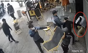Mâu thuẫn làm ăn, một giám đốc bị nhóm người xăm trổ đánh hội đồng
