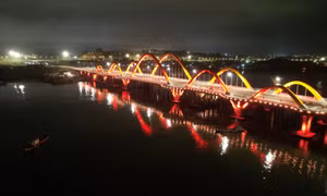 Cầu Tình Yêu lung linh về đêm