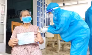 Người cao tuổi cần lưu ý gì trước và sau khi tiêm vaccine COVID-19?