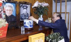 Chủ tịch nước Nguyễn Xuân Phúc dâng hương tưởng nhớ các đồng chí nguyên lãnh đạo Đảng, Nhà nước
