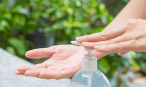 Thu hồi hai lô sát khuẩn tay không đạt chất lượng